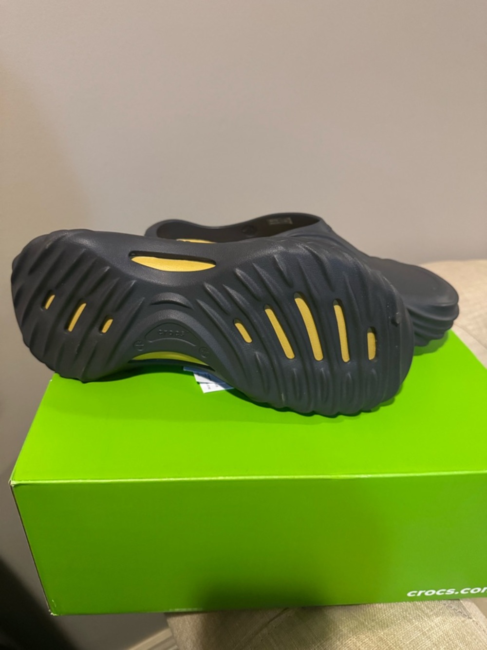 CROCS Echo Wave Clog in Charcoal and Yellow - Picture 3 of 4